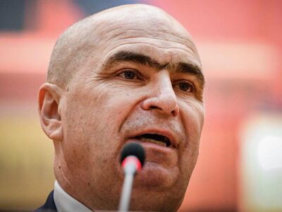 Премьер-министр Румынии Илие Боложан выступает перед парламентом в Бухаресте 5 мая 2026 года