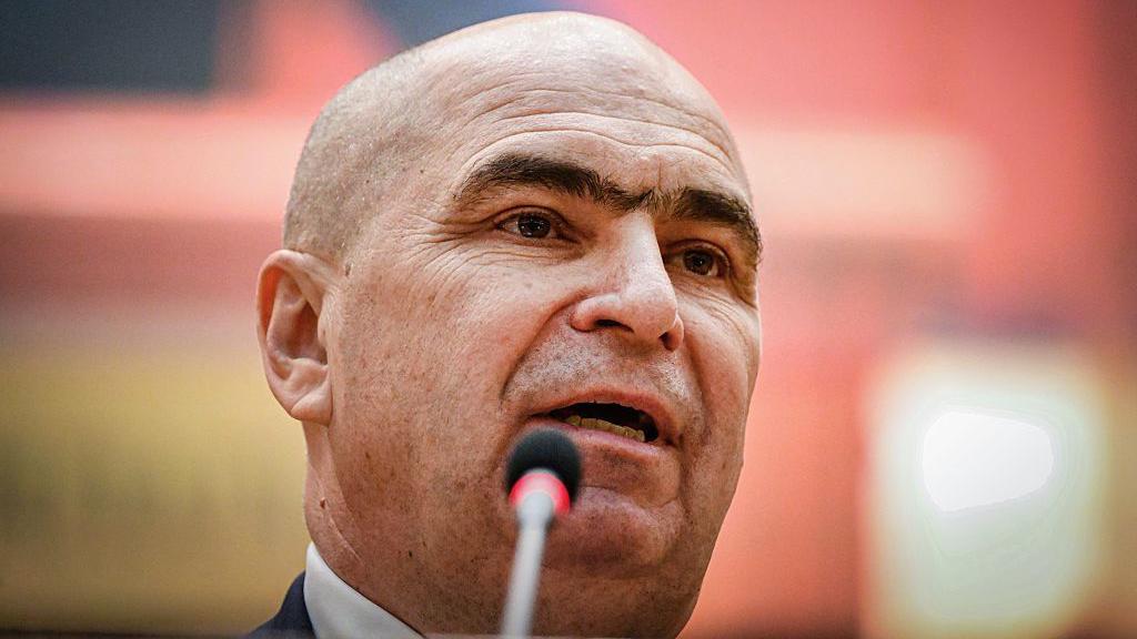 Премьер-министр Румынии Илие Боложан выступает перед парламентом в Бухаресте 5 мая 2026 года