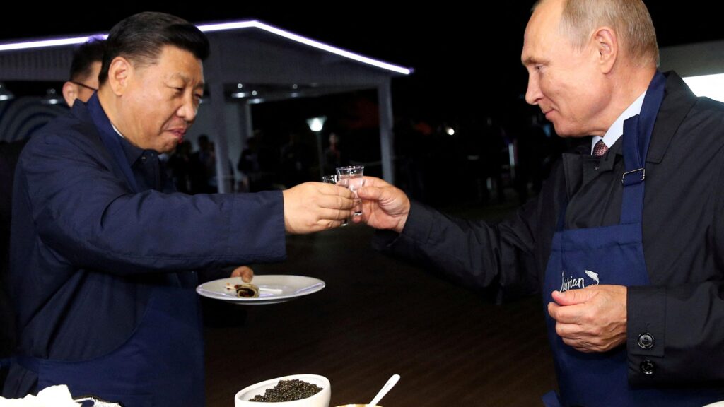 Путин едет к Си Цзиньпину вслед за Трампом. Сможет ли он продать в Китай еще немного российского газа? 1 Си и Путин пьют водку и закусывают черной икрой во Владивостоке в 2018 году