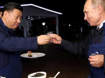 Путин едет к Си Цзиньпину вслед за Трампом. Сможет ли он продать в Китай еще немного российского газа? 5 Си и Путин пьют водку и закусывают черной икрой во Владивостоке в 2018 году