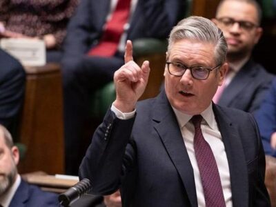 Премьер-министр Кир Стармер жестикулирует во время выступления в парламенте