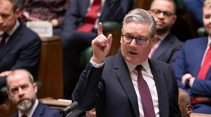 Кризис в британском правительстве — Кир Стармер заявил членам кабинета, что не собирается в отставку 1 Премьер-министр Кир Стармер жестикулирует во время выступления в парламенте