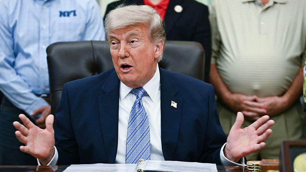 Трамп заявил, что соглашение с Ираном почти достигнуто и включает открытие Ормузского пролива 1 Президент США Дональд Трамп выступает во время пресс-конференции с главой Агентства по охране окружающей среды (EPA) Ли Зельдином в Овальном кабинете Белого дома в Вашингтоне, округ Колумбия, 21 мая 2026 года.