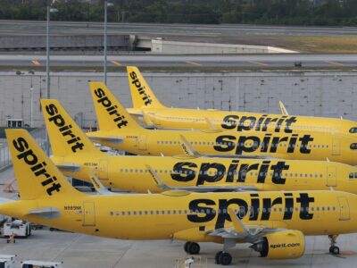 Лайнеры Spirit стоят в ряд на стоянке в аэропорту Флориды