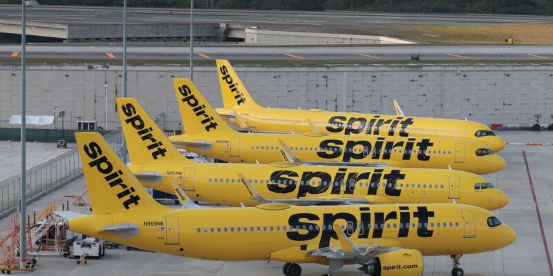 Лайнеры Spirit стоят в ряд на стоянке в аэропорту Флориды