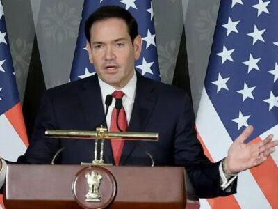 Госсекретарь США заявил о «значительном прогрессе» на переговорах с Ираном. Что известно о сделке? 2 Марко Рубио на фоне американских флагов