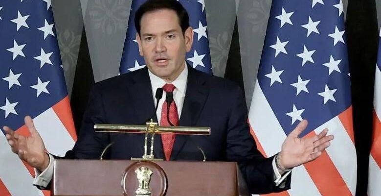 Госсекретарь США заявил о «значительном прогрессе» на переговорах с Ираном. Что известно о сделке? 1 Марко Рубио на фоне американских флагов