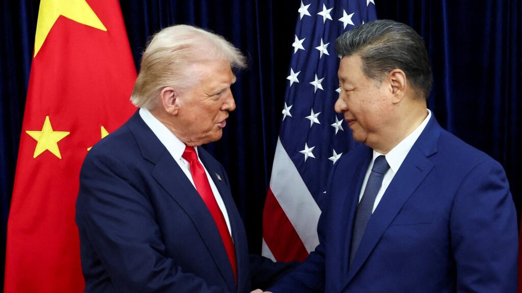 Трамп прибыл в Китай на встречу с Си Цзиньпином. Он привез с собой Маска, Кука и других глав технологических компаний 1 Donald Trump and Xi Jinping pictured shaking hands in front of a Chinese flag and a US flag