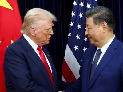 Трамп прибыл в Китай на встречу с Си Цзиньпином. Он привез с собой Маска, Кука и других глав технологических компаний 3 Donald Trump and Xi Jinping pictured shaking hands in front of a Chinese flag and a US flag
