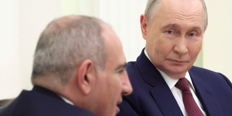 Путин смотрит на Пашиняна во время их встречи в Кремле.