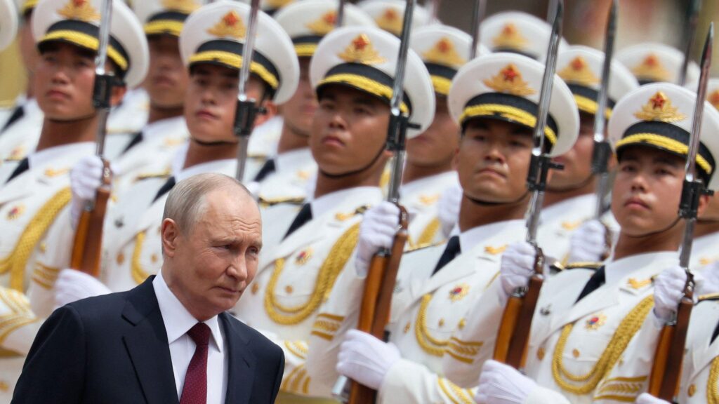 Владимир Путин на фоне служащих китайской армии в парадной белой форме.