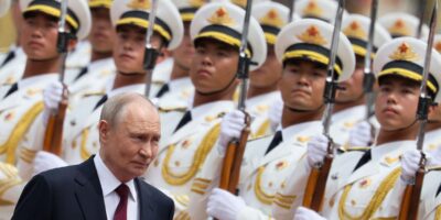 Владимир Путин на фоне служащих китайской армии в парадной белой форме.