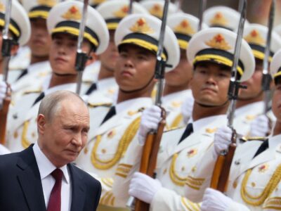 «Асимметричные отношения». Что пишет западная пресса о визите Путина в Китай 4 Владимир Путин на фоне служащих китайской армии в парадной белой форме.