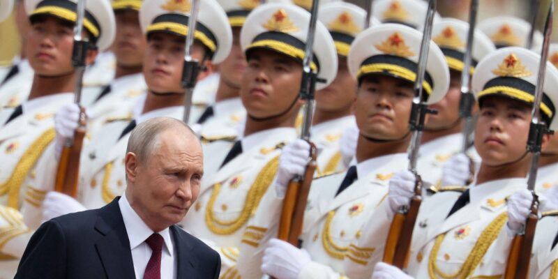 Владимир Путин на фоне служащих китайской армии в парадной белой форме.