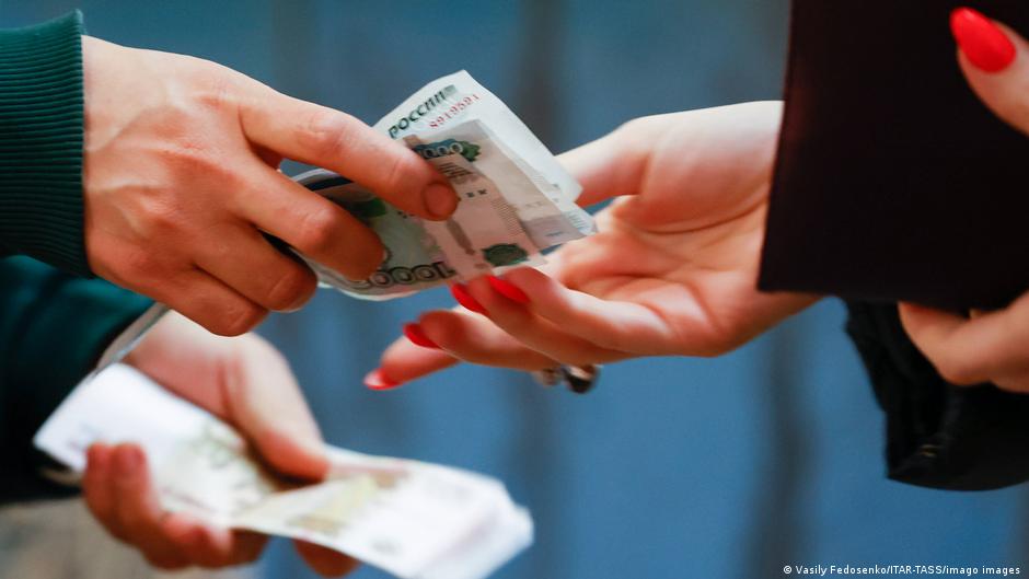 Почему россияне переходят на наличные 1 60953863 403.jpg Deutsche Welle наличные
