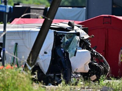 В Бельгии столкнулись поезд и школьный автобус, есть погибшие 3 Микроавтобус после столкновения с поездом