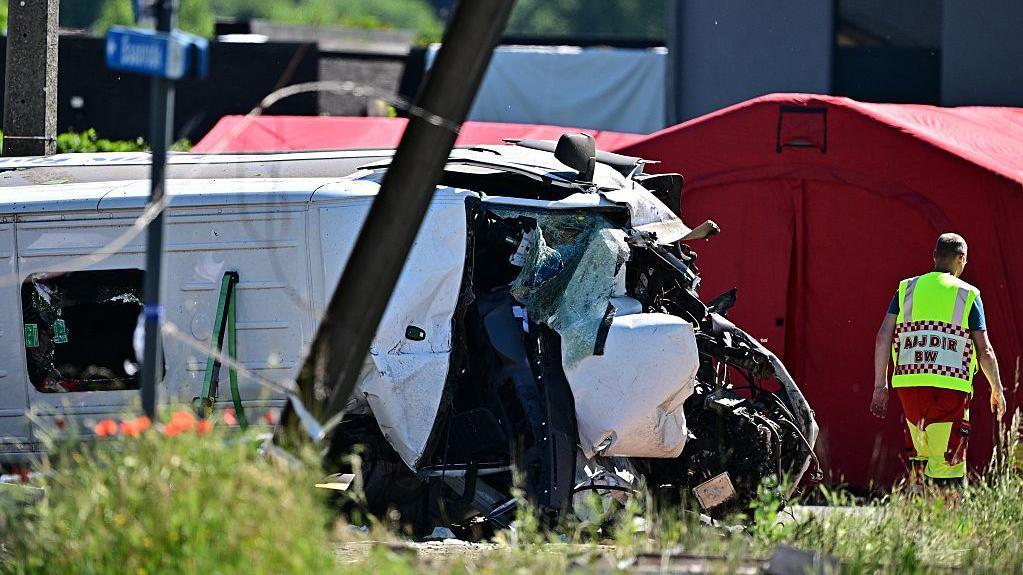 В Бельгии столкнулись поезд и школьный автобус, есть погибшие 1 Микроавтобус после столкновения с поездом