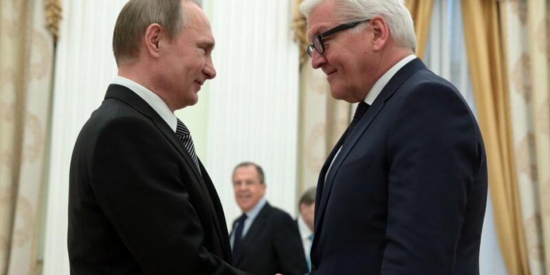 Der Spiegel: В Берлине обсуждают дуэт Шрёдера-Штайнмайера для переговоров с РФ 1 61370207 403.jpg Deutsche Welle Герхард Шредер, Путин-Шрёдер, Шрёдер-Штайнмайер