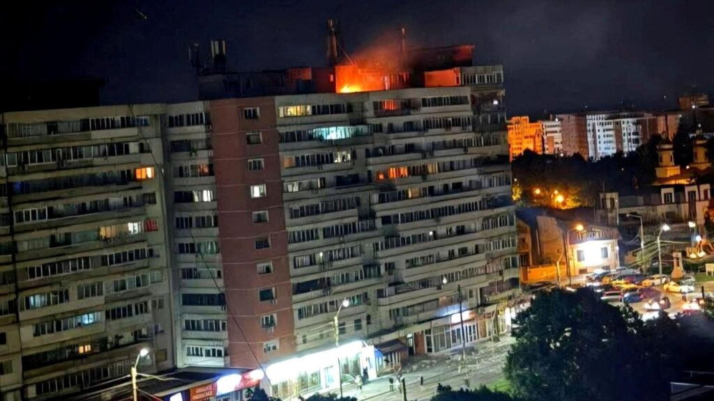 В многоэтажку в Румынии попал российский дрон, Бухарест заявил о серьезной эскалации. Что известно 1 Многоэтажка, на последнем этаже огонь.