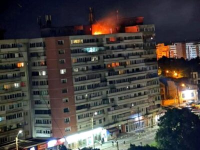 В многоэтажку в Румынии попал российский дрон, Бухарест заявил о серьезной эскалации. Что известно 7 Многоэтажка, на последнем этаже огонь.