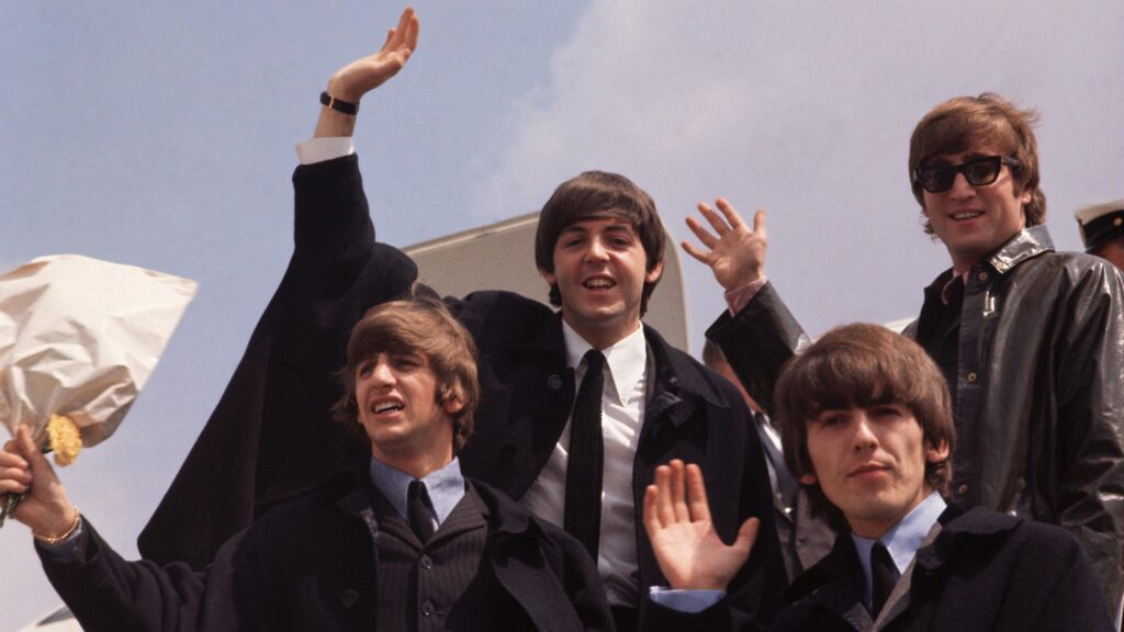 The Beatles откроют музей на месте своего последнего концерта в Лондоне 1 «Битлы» машут руками, выходя из самолета в 1964 году
