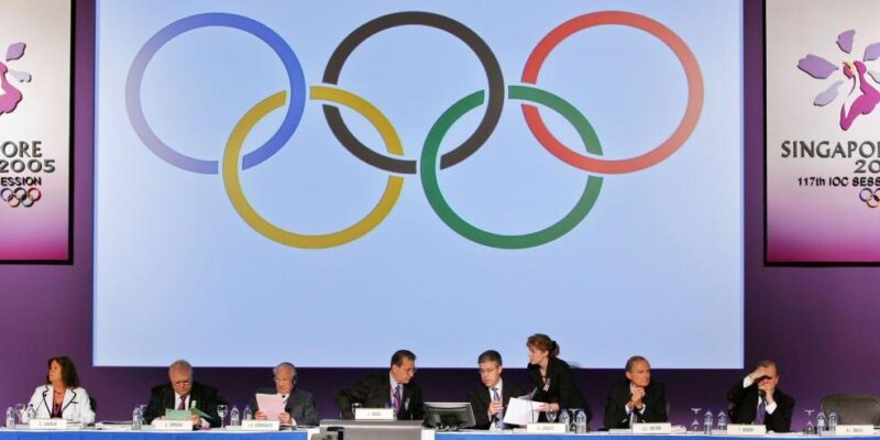 Белорусских спортсменов снова пустят на Олимпиады, скандал в отношениях с Арменией. Главное в Беларуси за неделю 1 Лого МОК