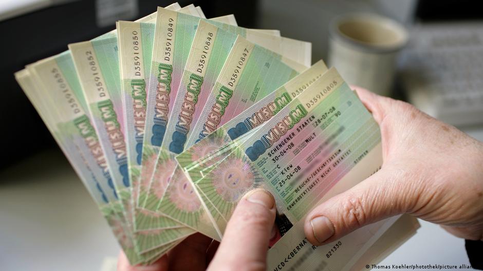 Euractiv: Россиянам вновь чаще выдают шенгенские визы 1 71206940 403.jpg Deutsche Welle шенген