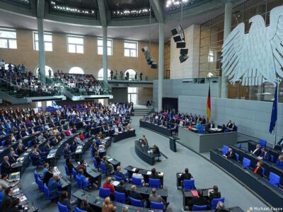 Опрос: большинство немцев против запланированного роста зарплат депутатов 6 72539894 403.jpg Deutsche Welle опрос, ХДС/ХСС