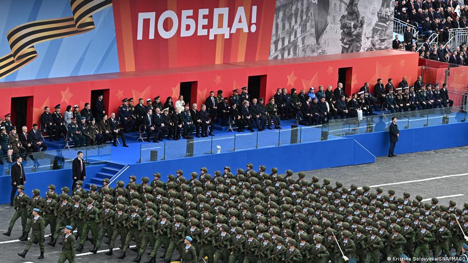 От усеченного парада до младенцев в пилотках: как прошло 9 мая в России 1 77103764 403.jpg Deutsche Welle парад победы