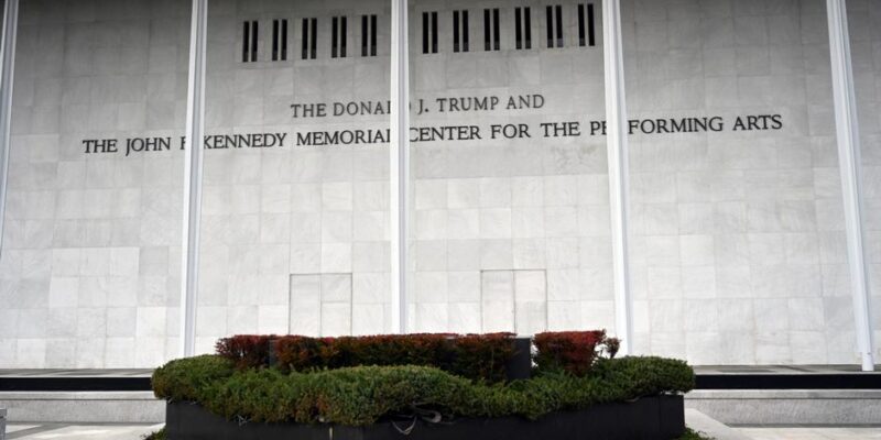 Суд признал незаконным переименование Кеннеди-центра в честь Трампа 1 77216807 403.jpg Deutsche Welle Дональд Трамп