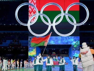 Делегация Беларуси на параде атлетов во время церемонии открытия зимних Олимпийских игр в Пекине, 2022