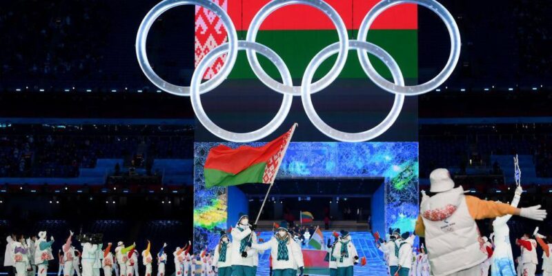 Делегация Беларуси на параде атлетов во время церемонии открытия зимних Олимпийских игр в Пекине, 2022