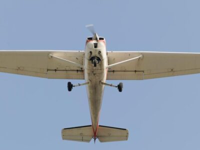 Самолет Cessna 150M в полете