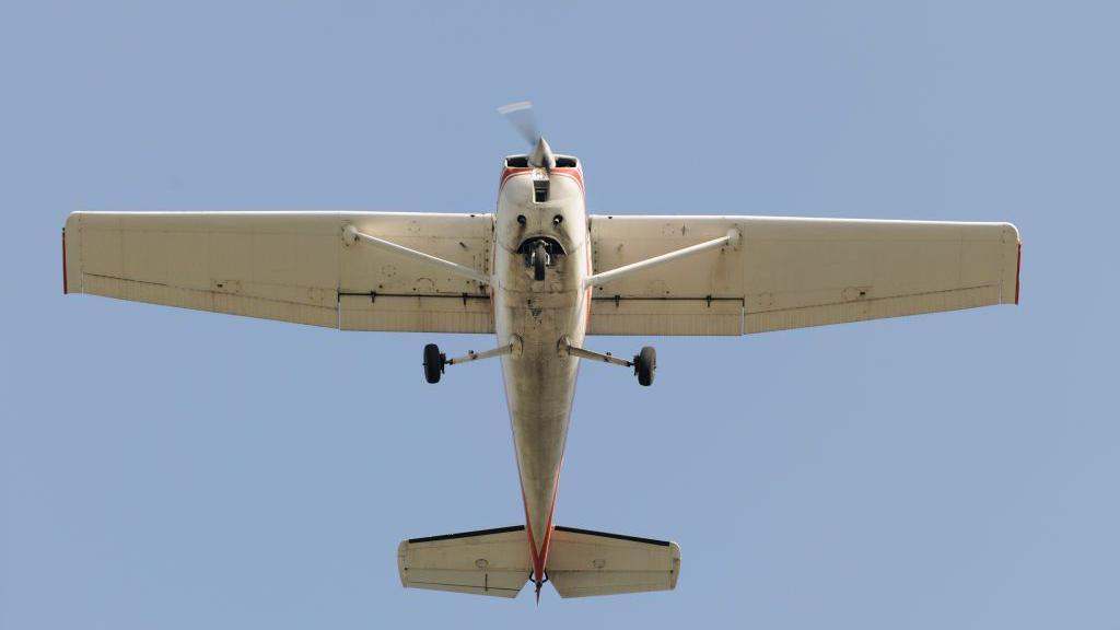 Самолет Cessna 150M в полете