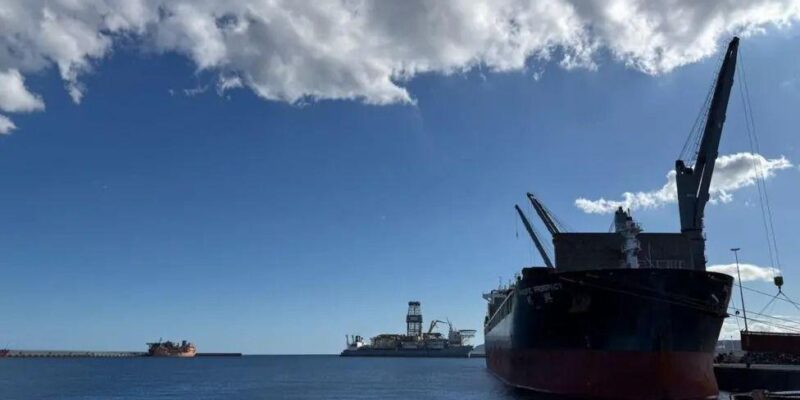 Грузовое судно в промышленном порту Гранадилья, Тенерифе