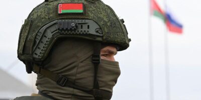 Голова военного с флагом Беларуси