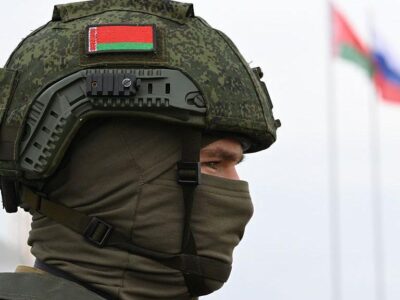 Голова военного с флагом Беларуси