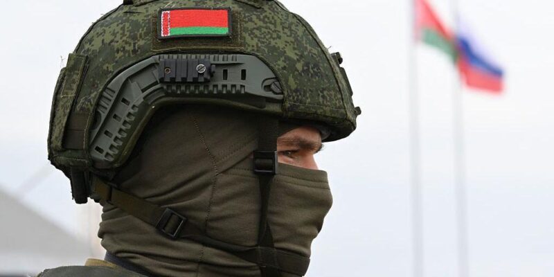 Голова военного с флагом Беларуси