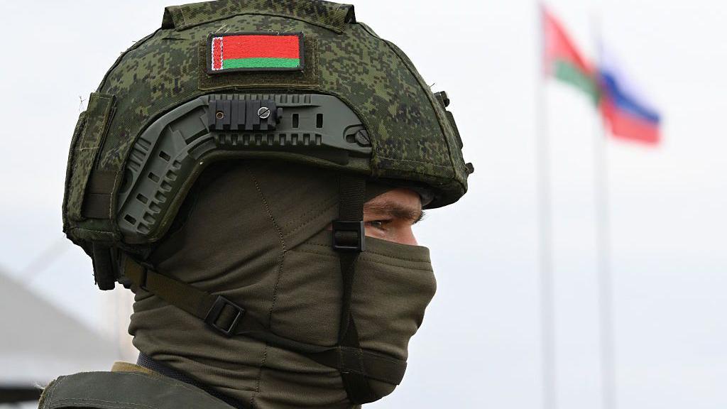 Голова военного с флагом Беларуси