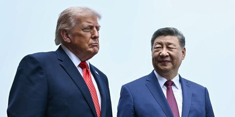 Президент Китая Си Цзиньпин (справа) и президент США Дональд Трамп посещают Храм Неба 14 мая 2026 года в Пекине, Китай.