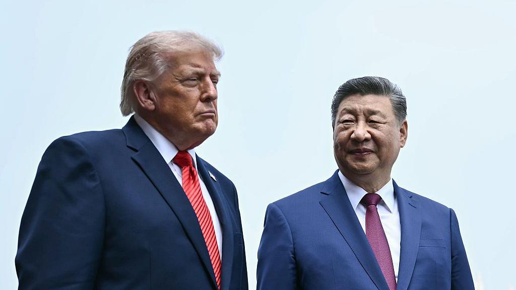 Си Цзиньпин призвал Трампа к осторожности в вопросе Тайваня из-за риска «конфликта» между США и Китаем 1 Президент Китая Си Цзиньпин (справа) и президент США Дональд Трамп посещают Храм Неба 14 мая 2026 года в Пекине, Китай.