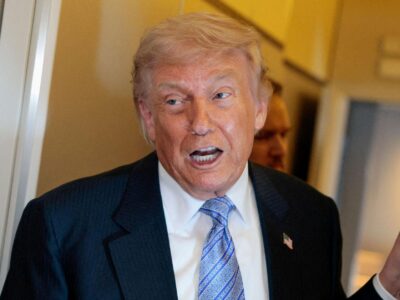 Президент США Дональд Трамп беседует с прессой на борту самолета Air Force One по пути в США после визита в Китай, 15 мая 2026 года.