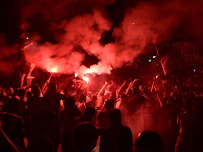 Болельщики ПСЖ в Париже после победы над «Арсеналом» запускали фейерверки и сигнальные ракеты