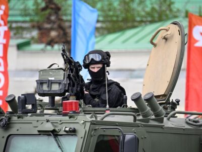 Бронированная машина ФСО патрулирует центр Москвы 5 мая 2026