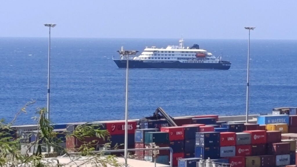 Круизный лайнер MV Hondius в последние дни на рейде порта Прайя на Кабо-Верде