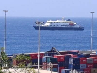 Круизный лайнер MV Hondius в последние дни на рейде порта Прайя на Кабо-Верде