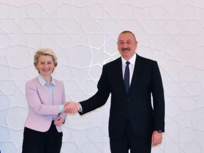 Президент Азербайджана Ильхам Алиев (справа) и председатель Европейской комиссии Урсула фон дер Ляйен (слева) пожимают друг другу руки после подписания меморандума о взаимопонимании по увеличению импорта азербайджанского природного газа в рамках встречи в Баку, Азербайджан, 18 июля 2022 года.