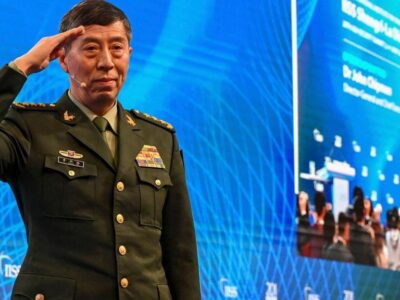 Ли Шанфу, китайский генерал и министр обороны, отдает честь