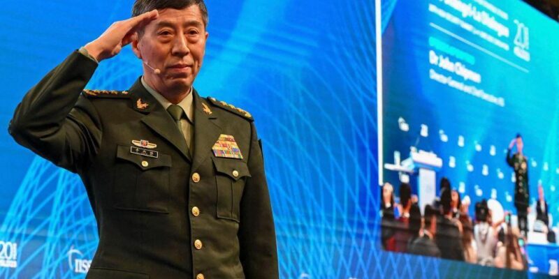 Ли Шанфу, китайский генерал и министр обороны, отдает честь