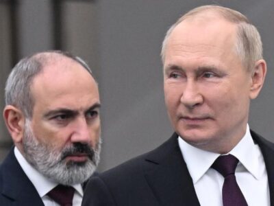 Президент России Владимир Путин (справа) и премьер-министр Армении Никол Пашинян прибывают на саммит с лидерами постсоветских стран Содружества Независимых Государств (СНГ) в Астане 14 октября 2022 года